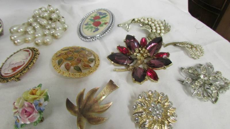 A mixed lot of jewellery including silver jewellery, 1970's pieces etc., 37 items in total. - Image 2 of 6