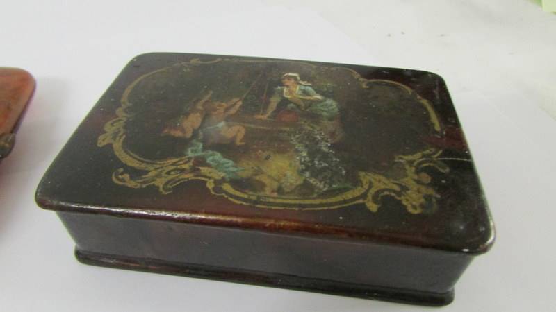 A lacquered box, another box, a cigarette case and two vintage combs. - Image 2 of 6