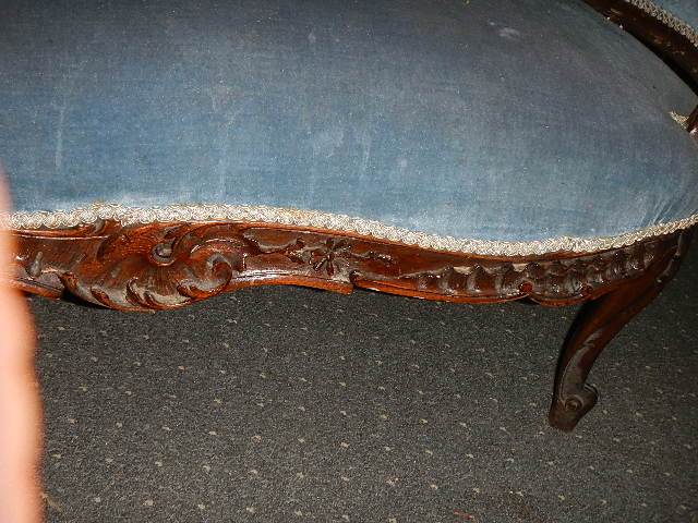 A mahogany framed Victorian sofa in blue. - Image 3 of 4