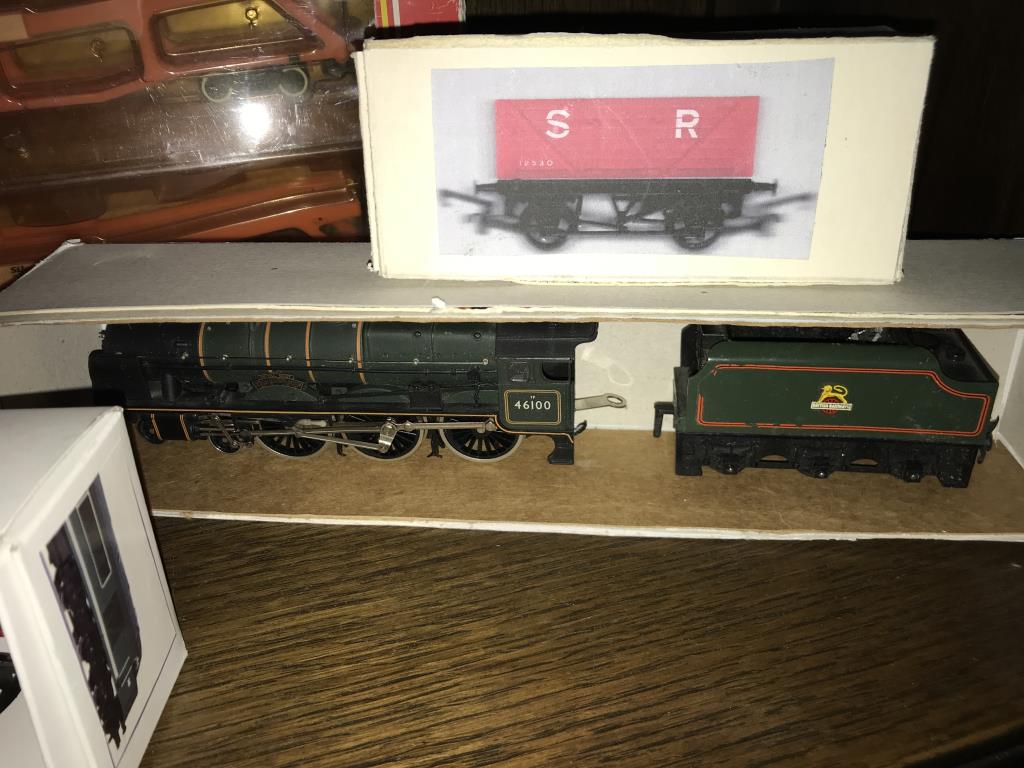 2 boxed trains Loco (D100) and ROyal Scot (46100) plus 3 pieces of rolling stock - Image 4 of 4