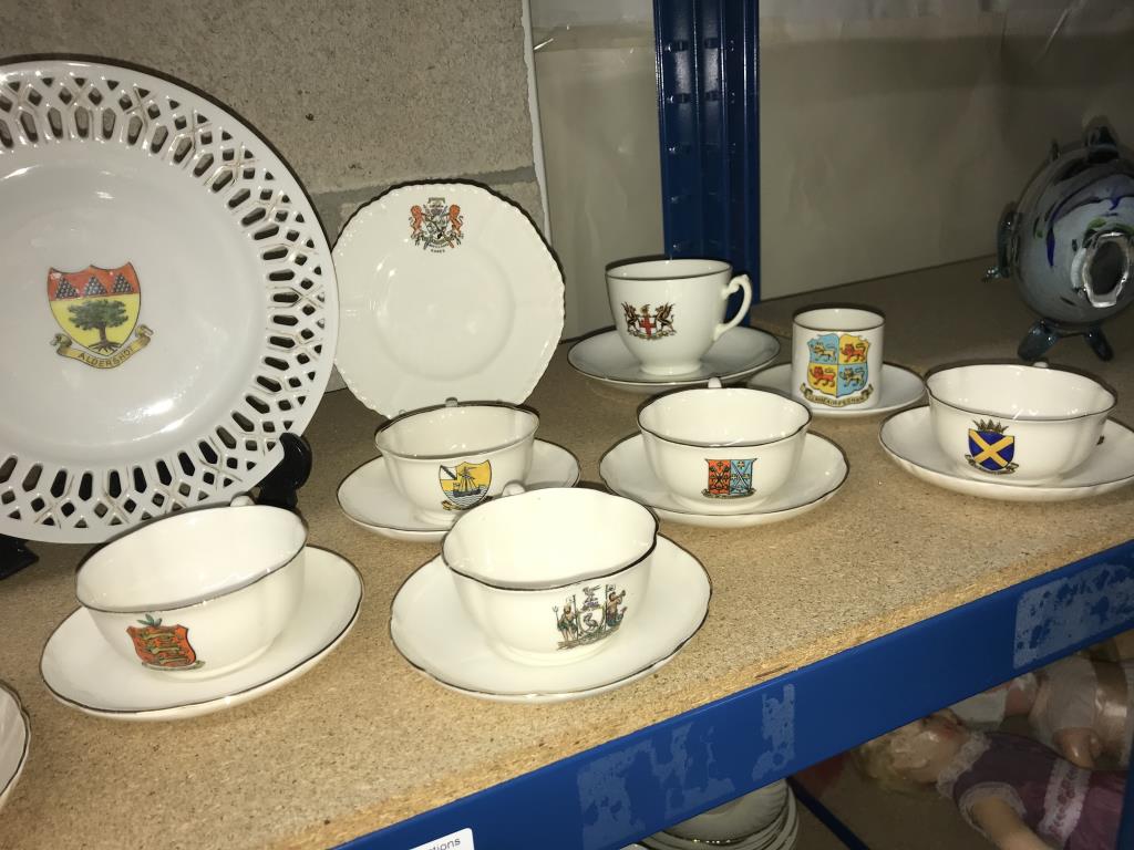 2 shelves of crested china plates, cups and saucers - Image 3 of 5