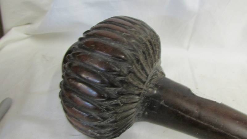 An early 19th century Fijian war club made of iron and wood. overall lenght 42 cm, club end 12 cm - Image 2 of 12