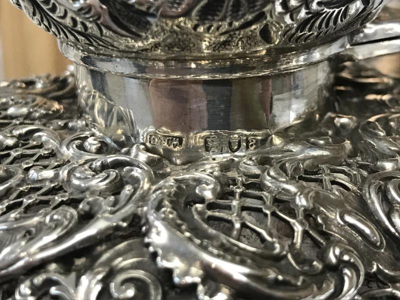 A Victorian silver overlaid laroe scent bottle, 1896, William Richard Corke. Overall in good - Image 4 of 4