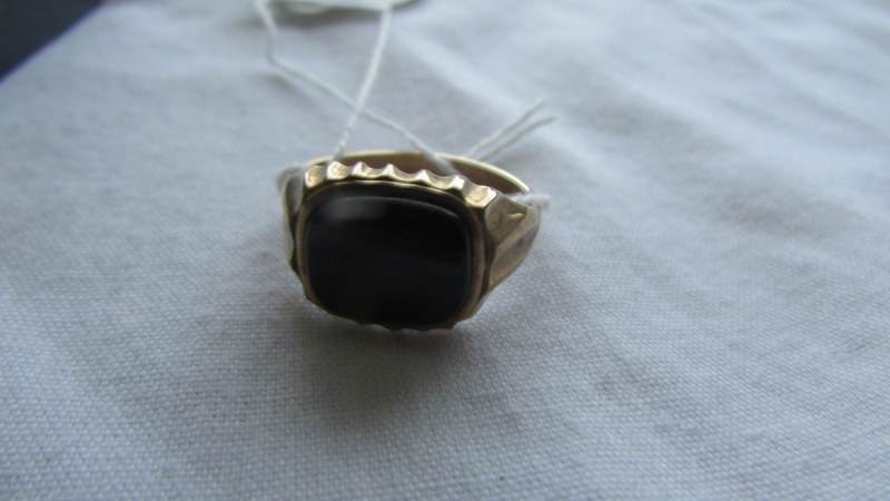 A 9ct gold and onyx Gent's ring, size U.