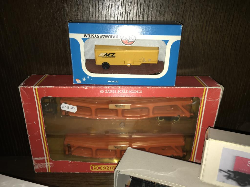 2 boxed trains Loco (D100) and ROyal Scot (46100) plus 3 pieces of rolling stock - Image 3 of 4