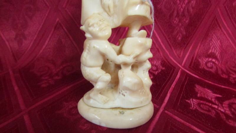 An antique carved ivory figure, a/f (cracks). Available for UK shipping only. - Image 3 of 4