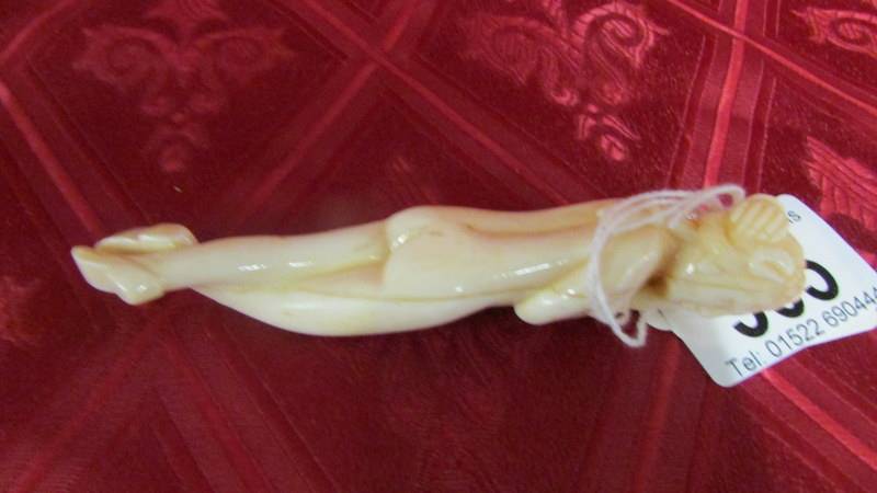 An antique ivory Japanese female medical figurine. Available for UK shipping only. - Image 3 of 3