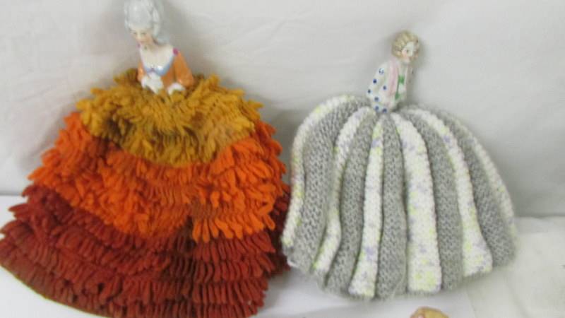 A mixed lot of pin cushion dolls including two on tea cosies. - Image 2 of 5