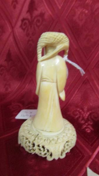 Two antique carved ivory figures. Available for UK shipping only. - Image 3 of 5