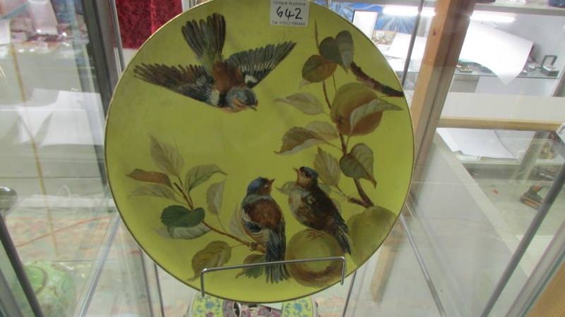 A fine pair of porcelain hand painted cabinet plates decorated with birds, 31 cm diameter. Collect - Image 3 of 5