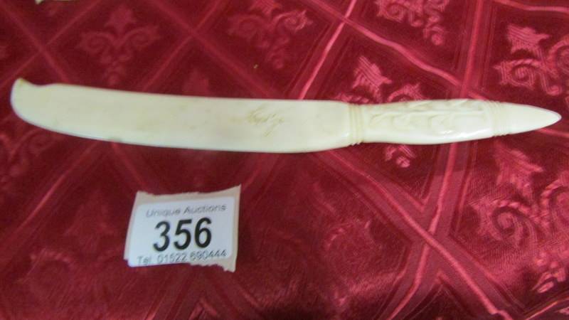 An antique ivory page turner (a/f) glove stretchers, ruler, cut throat razor, paperknife and book - Image 6 of 31
