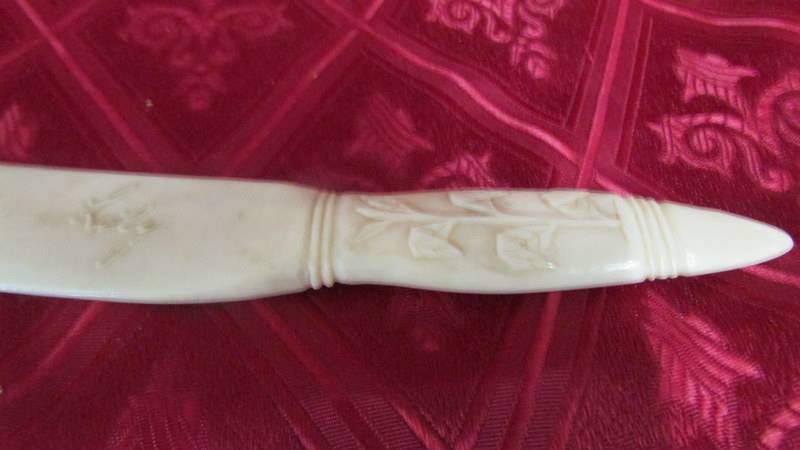 An antique ivory page turner (a/f) glove stretchers, ruler, cut throat razor, paperknife and book - Image 7 of 31