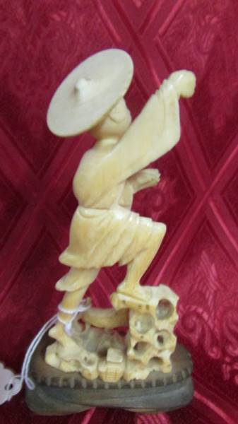 An antique carved ivory figure. Available for UK shipping only. - Image 3 of 3