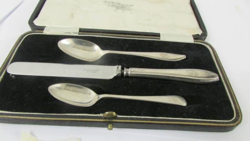 A silver cake knife with mother of pearl handle, a silver butter knife, two silver teaspoons and - Image 6 of 8