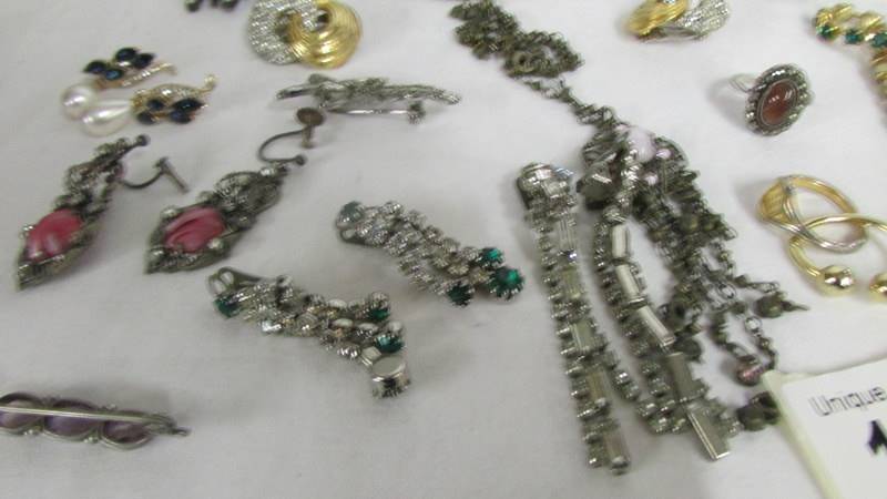 A mixed lot of jewellery including silver jewellery, 1970's pieces etc., 37 items in total. - Image 5 of 6