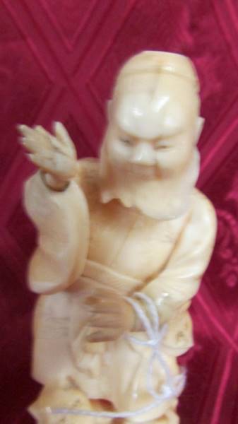 An antique carved ivory figure, a/f (cracks). Available for UK shipping only. - Image 2 of 4