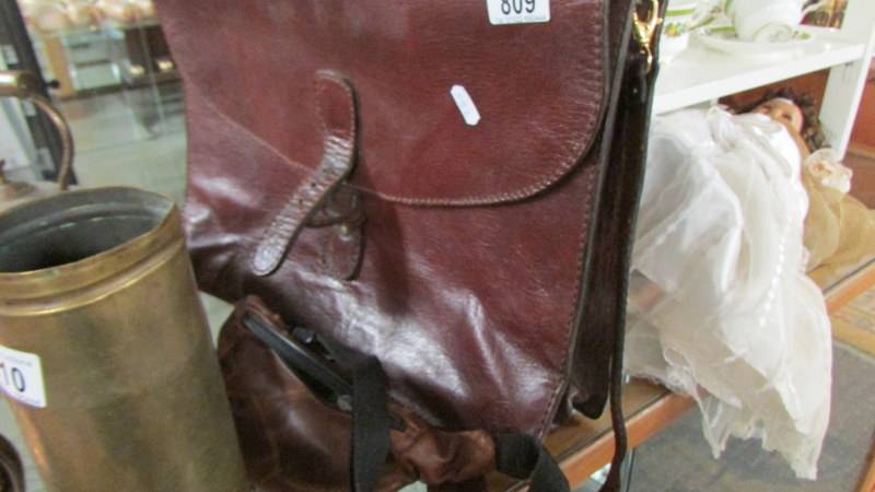 A leather briefcase and a holdall. - Image 2 of 3