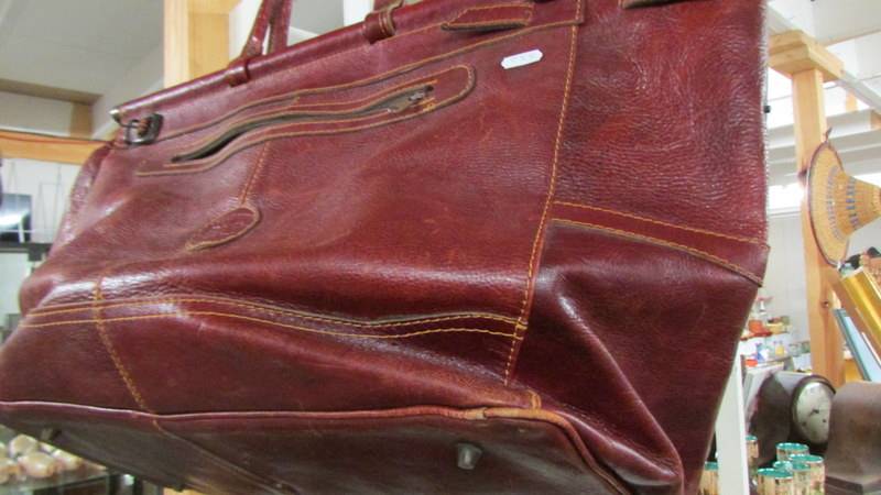 A leather briefcase and a holdall. - Image 3 of 3