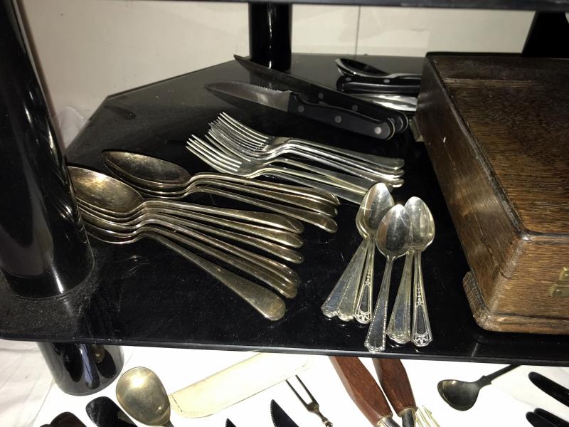 A good lot of cutlery, boxed & unboxed including Kings pattern & an empty wooden cutlery case - Image 6 of 10