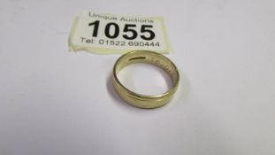 A 9ct gold wedding ring, size t, 4.5 grams.
