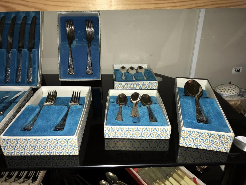 A good lot of cutlery, boxed & unboxed including Kings pattern & an empty wooden cutlery case - Image 3 of 10