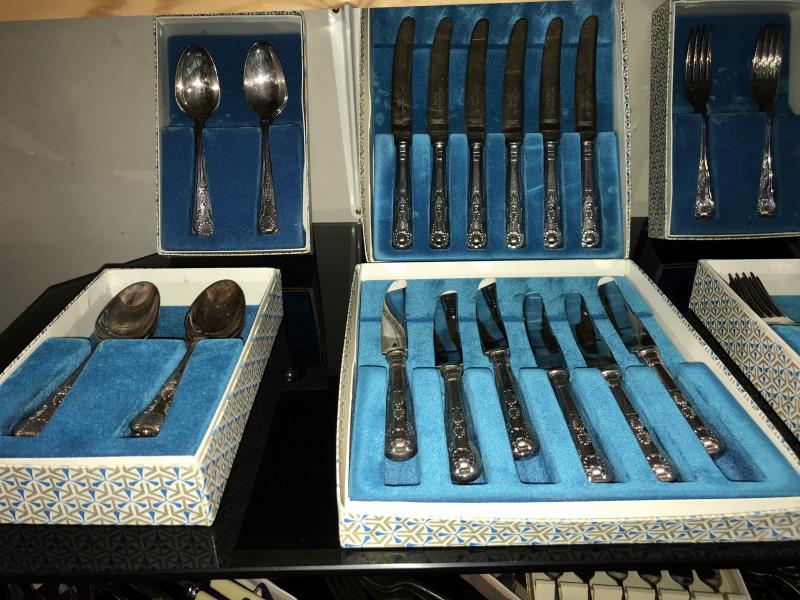 A good lot of cutlery, boxed & unboxed including Kings pattern & an empty wooden cutlery case - Image 2 of 10