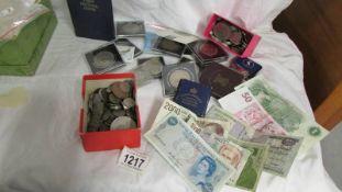 A mixed lot of commemorative and other coins and some bank notes.