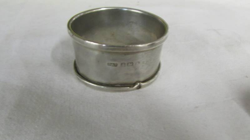 A silver pill box, a silver napkin ring and a silver bracelet. - Image 3 of 4