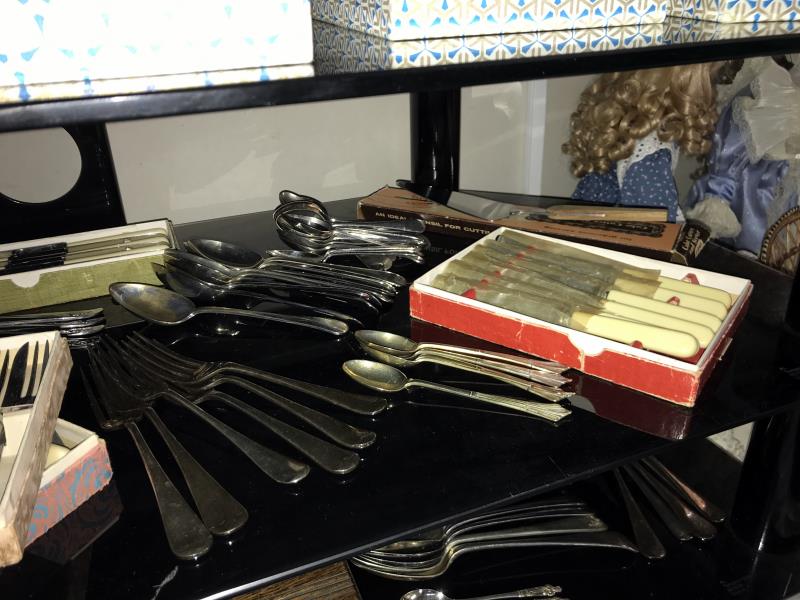 A good lot of cutlery, boxed & unboxed including Kings pattern & an empty wooden cutlery case - Image 5 of 10