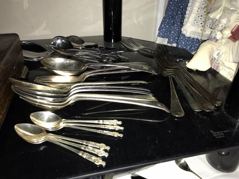 A good lot of cutlery, boxed & unboxed including Kings pattern & an empty wooden cutlery case - Image 7 of 10
