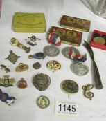 A mixed lot including commemorative tins, medals and badges.