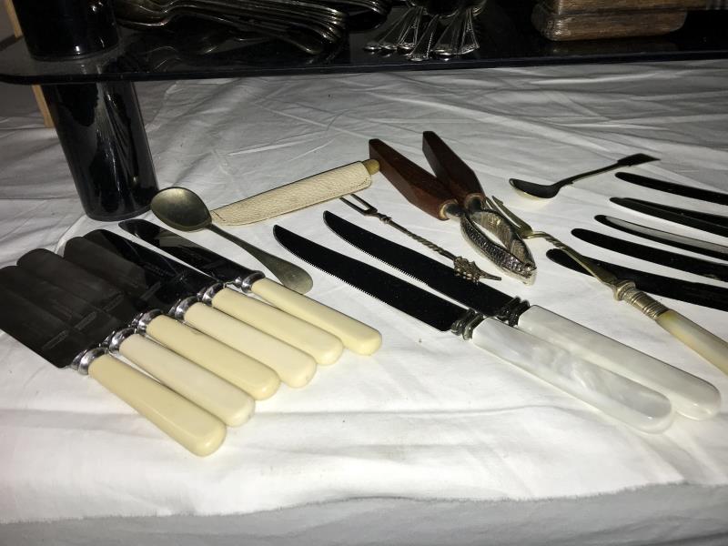 A good lot of cutlery, boxed & unboxed including Kings pattern & an empty wooden cutlery case - Image 9 of 10