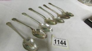Seven silver teaspoons, 115 grams.