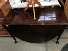 An Edwardian mahogany drop leaf dining table on Queen Anne legs (COLLECT ONLY)