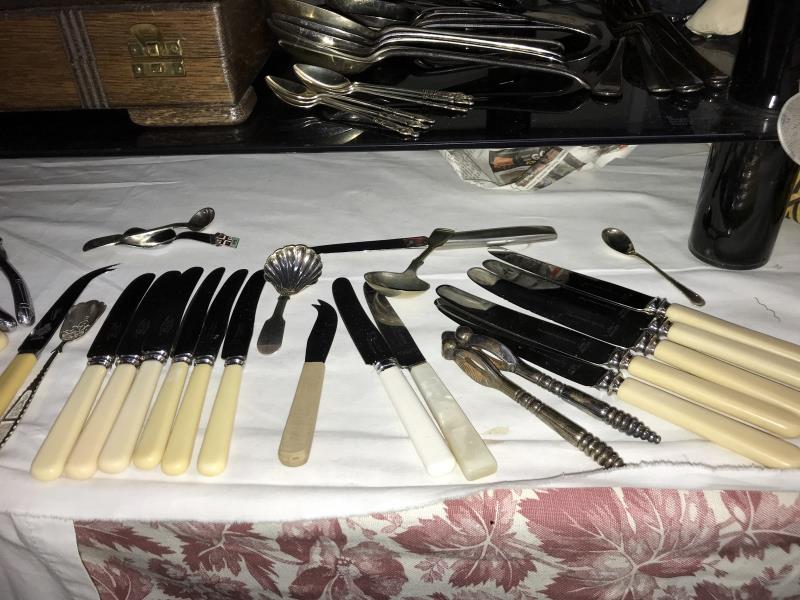 A good lot of cutlery, boxed & unboxed including Kings pattern & an empty wooden cutlery case - Image 10 of 10