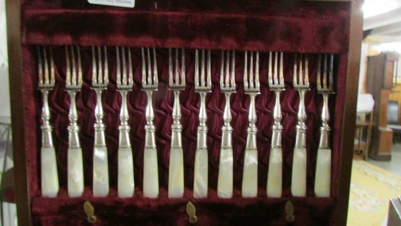 A cased set of twelve fish knives and forks. - Image 2 of 3