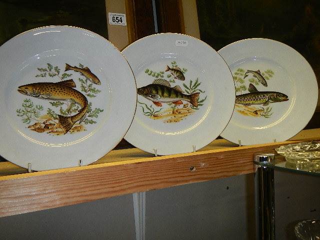 A ceramic fish platter with six matching plates. (Collect only) - Image 3 of 4