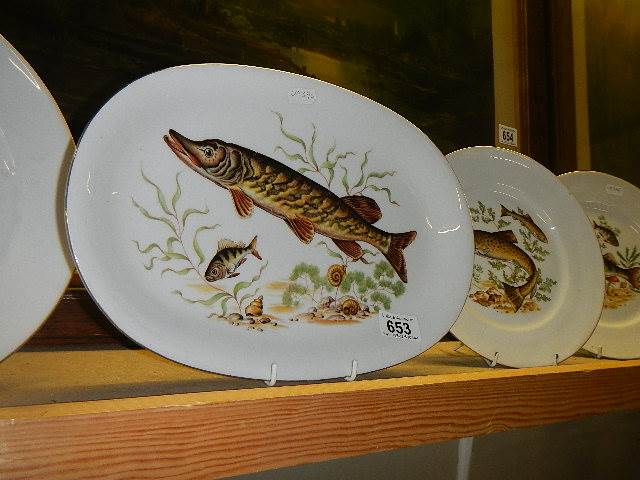 A ceramic fish platter with six matching plates. (Collect only) - Image 4 of 4