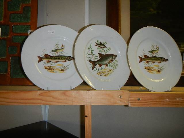 A ceramic fish platter with six matching plates. (Collect only) - Image 2 of 4