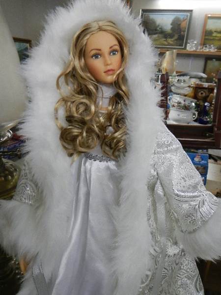 A superb quality porcelain winter bride collector's doll and one other (collect only) - Image 2 of 2