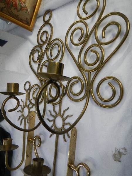 Two pairs of brass wall candleholder and two brass brackets. - Bild 2 aus 3