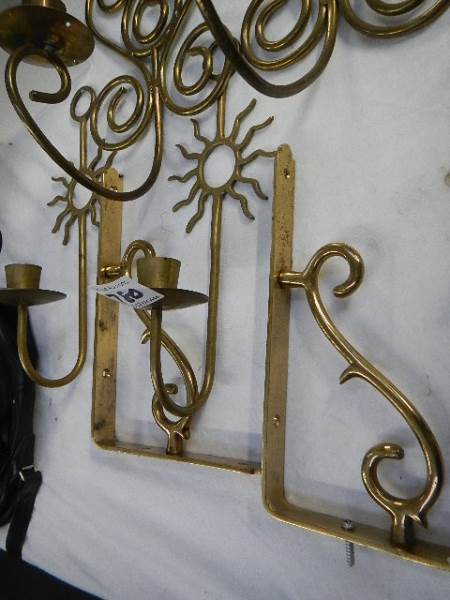 Two pairs of brass wall candleholder and two brass brackets. - Bild 3 aus 3