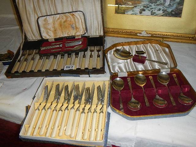 A mixed lot of cutlery sets.