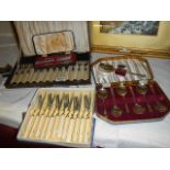 A mixed lot of cutlery sets.