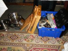 A mixed lot of kitchen ware.