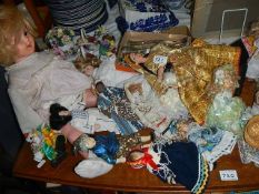 A mixed lot of collectable dolls.