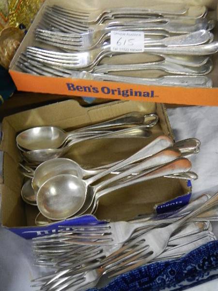 A mixed lot of cutlery.