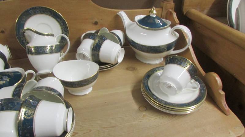 A large quantity of Royal Doulton Carlyle pattern dinner ware, COLLECT ONLY. - Image 4 of 5