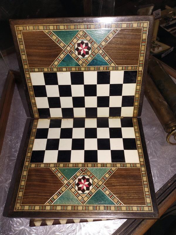 An inlaid box with chessboard incorporated, chess pieces included, missing 1 black pawn - Image 2 of 3