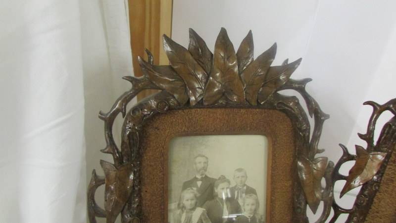 A pair of 19th-century carved wood photograph frames (1 a/f). - Image 4 of 7